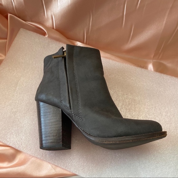 UO Gray Heeled Boots 6.5 - Picture 6 of 9